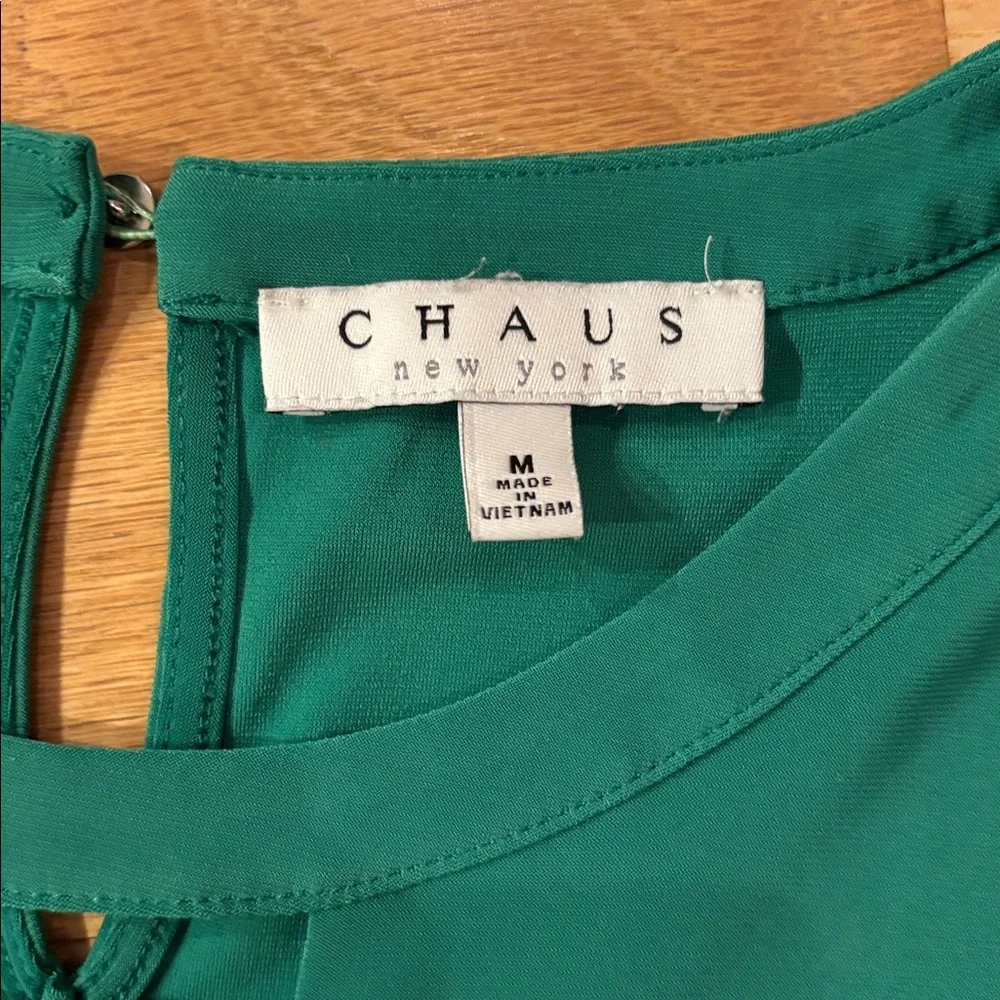 CHAUS med sleeveless blouse w/front cut out design, rear button and V bottom - Picture 2 of 5